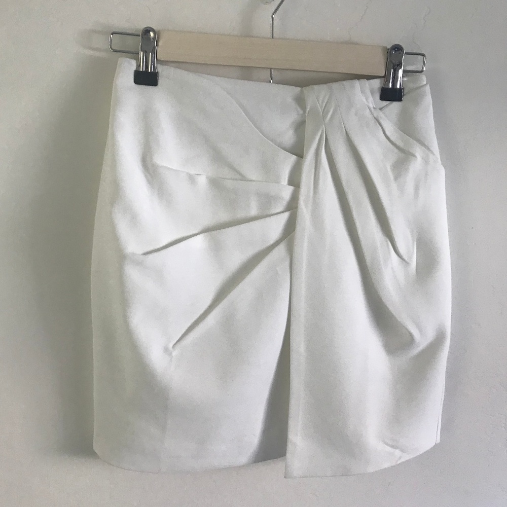 🍭 White Mini Skirt with Ruched Detail